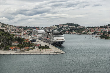 Kroatien, Dubrovnik, Blick auf den Hafen mit festgemachten Kreuzfahrtschiffen - CHPF000233