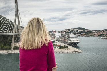 Kroatien, Dubrovnik, Rückenansicht einer Frau mit Blick auf den Hafen - CHPF000236