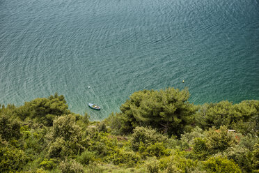 Kroatien, Dubrovnik, Boot vor der Küstenlinie - CHPF000237