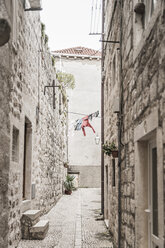 Croatia, Dubrovnik, narrow alley with drying laundry in the old town - CHPF000241