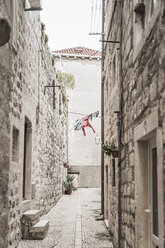 Kroatien, Dubrovnik, enge Gasse mit Wäschetrockner in der Altstadt - CHPF000241