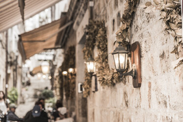 Croatia, Dubrovnik, facade of sidewalk cafe with lighted lanterns - CHPF000244