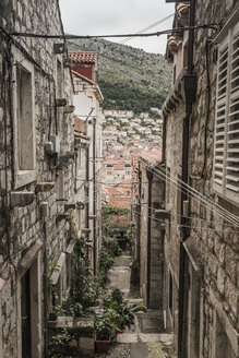 Kroatien, Dubrovnik, enge Gasse in der Altstadt - CHPF000249