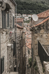 Kroatien, Dubrovnik, enge Gasse in der Altstadt - CHPF000250
