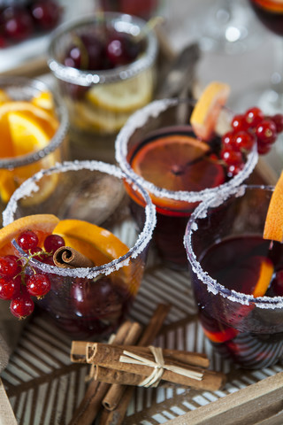 Sangria mit Zimt, Orange, Beeren im Glas mit Zucker, lizenzfreies Stockfoto