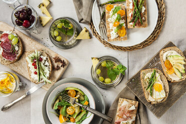 Gesunder Toast mit Spargel, Käse, Ei und Avocado, serviert mit einem frischen Salat - VABF000724