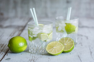 Gläser mit Mineralwasser mit Limette und Eiswürfeln - JUNF000544