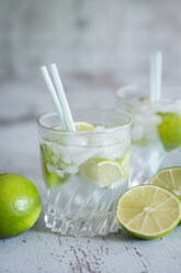 Gläser mit Mineralwasser mit Limette und Eiswürfeln - JUNF000545