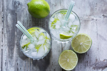 Glasses of infused water with lime and ice cubes - JUNF000546