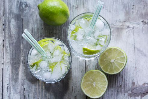 Gläser mit Mineralwasser mit Limette und Eiswürfeln - JUNF000546