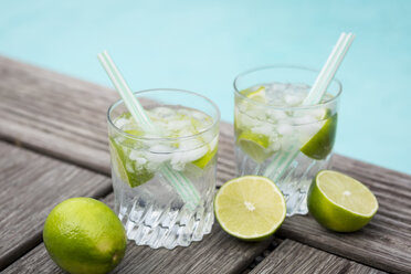 Glasses of infused water with lime and ice cubes - JUNF000548