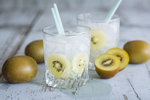 Gläser mit infundiertem Wasser mit Kiwi und Eiswürfeln, lizenzfreies Stockfoto