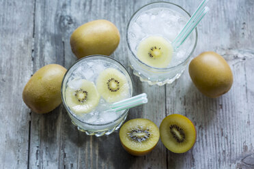 Glasses of infused water with kiwi and ice cubes - JUNF000551