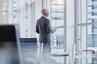 Businessman looking out of the window - RORF000227