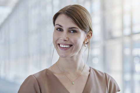 Porträt einer lächelnden Geschäftsfrau, lizenzfreies Stockfoto