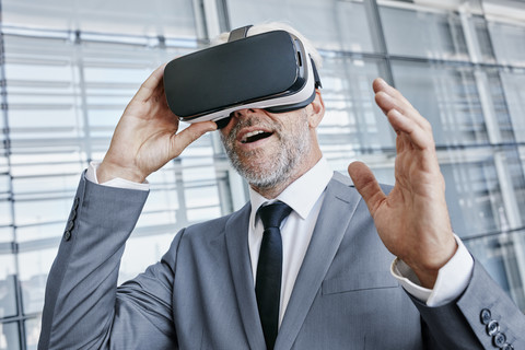 Geschäftsmann mit Virtual-Reality-Brille, lizenzfreies Stockfoto