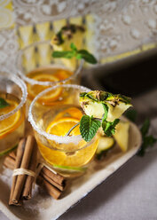 Glas Cocktail mit Weißwein, Zimt, Ananas und Orangenscheiben - VABF000726