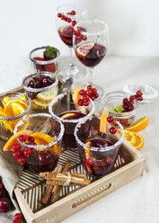 Gläser Sangria mit Kirschen, roten Johannisbeeren und Orangenscheiben - VABF000727