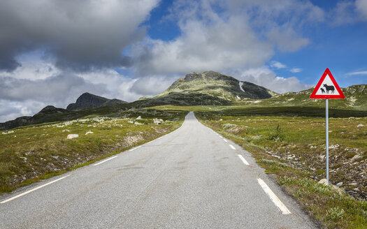 Norwegen, Südnorwegen, Telemark, Hjartdal, leere Straße - STSF001068