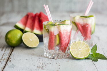 Frisches Mineralwasser mit Wassermelone, Limette und Eis in Gläsern - JUNF000552