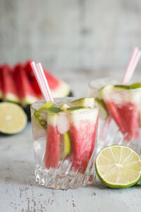 Frisches Mineralwasser mit Wassermelone, Limette und Eis in Gläsern - JUNF000553