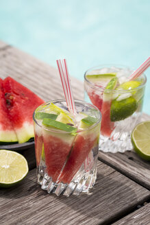 Frisches Mineralwasser mit Wassermelone, Limette und Eis in Gläsern - JUNF000554