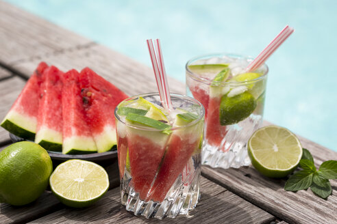 Frisches Mineralwasser mit Wassermelone, Limette und Eis in Gläsern - JUNF000555