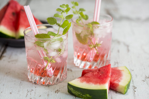 Frisches Mineralwasser mit Wassermelone, Sirup und Eis in Gläsern - JUNF000556