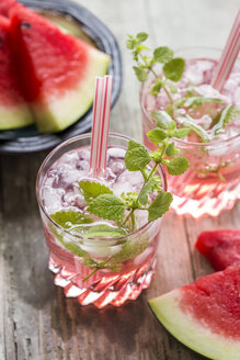 Frisches Mineralwasser mit Wassermelone, Sirup und Eis in Gläsern - JUNF000557