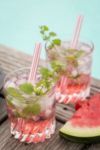 Frisches Mineralwasser mit Wassermelone, Sirup und Eis in Gläsern - JUNF000558