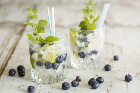 Frisches Mineralwasser mit Blaubeeren, Minze und Eis - JUNF000560