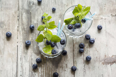 Frisches Mineralwasser mit Blaubeeren, Minze und Eis - JUNF000562