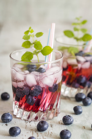 Frisches Mineralwasser mit Blaubeeren, Minze, Sirup und Eis, lizenzfreies Stockfoto