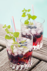 Fresh mineral water with blueberries, mint, sirup and ice - JUNF000569