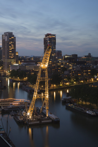 Niederlande, Rotterdam, Hafen mit Kran am Abend, lizenzfreies Stockfoto