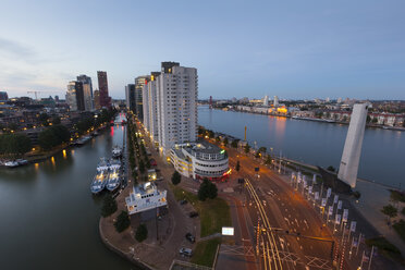 Niederlande, Rotterdam, Stadtbild am Abend - FCF001029