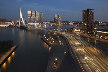 Netherlands, Rotterdam, Erasmusbrug and Nhow Hotel in the evening - FCF001030