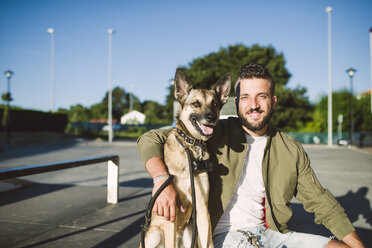 Mann mit seinem Hund in einem Skatepark - RAEF001348