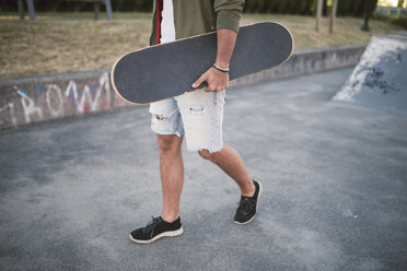 Gehender Mann mit Skateboard, Teilansicht - RAEF001355