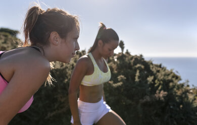 Spanien, Asturien, zwei Sportlerinnen beim Training an der Küste - MGOF002160
