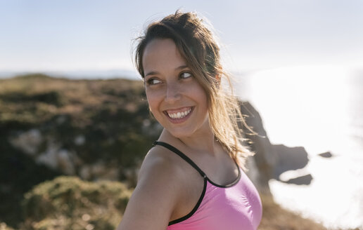 Spanien, Asturien, Porträt einer Sportlerin, lächelnd - MGOF002183