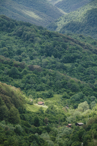 Bulgarien, Trun, Holzhäuser in den Bergen, lizenzfreies Stockfoto