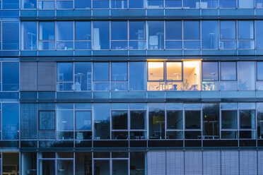 Germany, Cologne, lighted office - WG000924