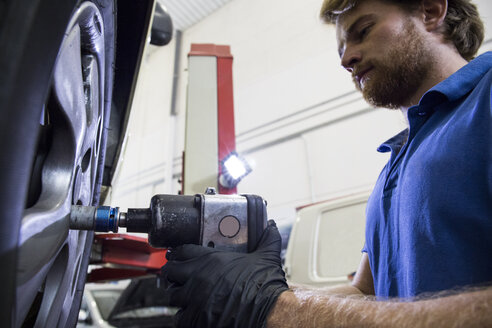 Mechaniker repariert ein Autorad in einer Werkstatt - ABZF000957