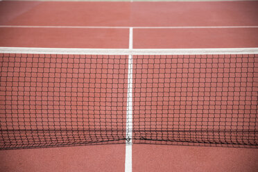 Tennisnetz auf einem Sandplatz - CHPF000252