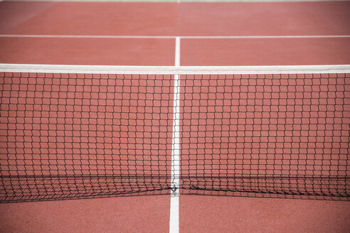 Tennisnetz auf einem Sandplatz - CHPF000252