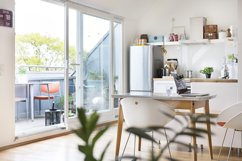 Küche und Balkon in einer Wohnung, lizenzfreies Stockfoto