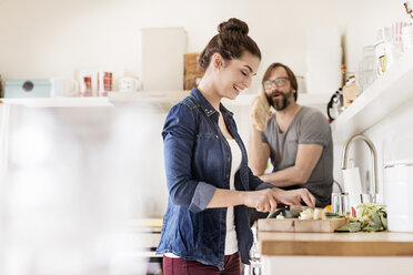 Playful couple in kitchen - PESF000298