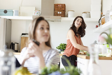 Zwei glückliche Frauen in der Küche - PESF000329