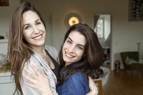 Zwei glückliche junge Frauen, die sich umarmen - PESF000347